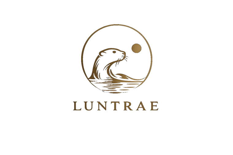 Logo LUNTRAE : une loutre sous la lune, au bord de l'eau, en line-art bronze.