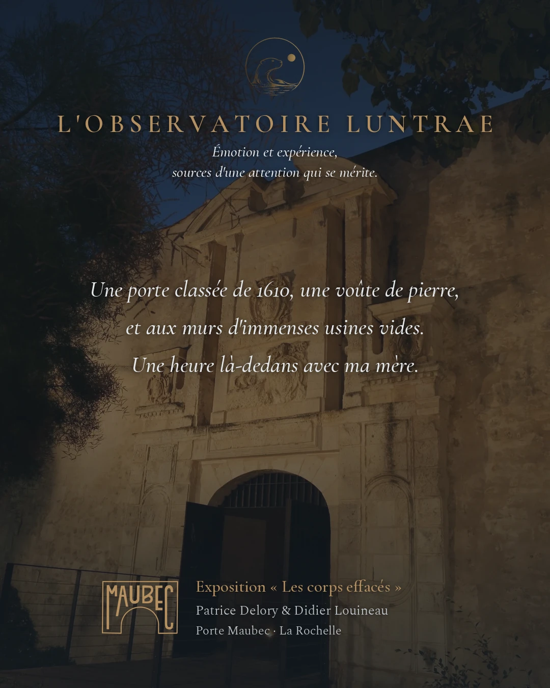 Façade en pierre de la Porte Maubec à La Rochelle, de nuit. Titre L'Observatoire LUNTRAE en bronze, et l'annonce de l'exposition Les corps effacés de Patrice Delory et Didier Louineau.