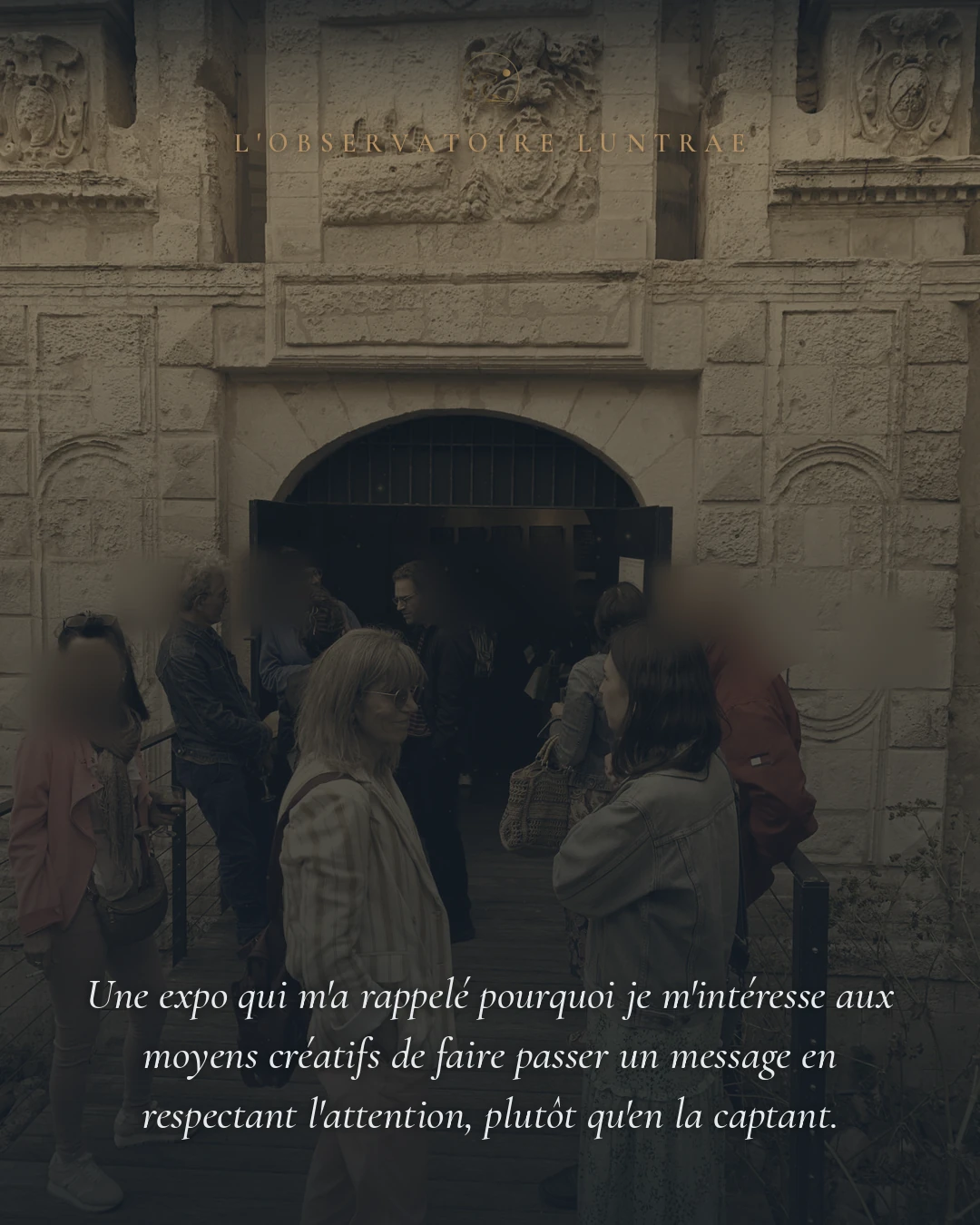 Des visiteurs devant l'entrée voûtée de la Porte Maubec, visages floutés. Texte en italique sur les moyens créatifs de faire passer un message en respectant l'attention.